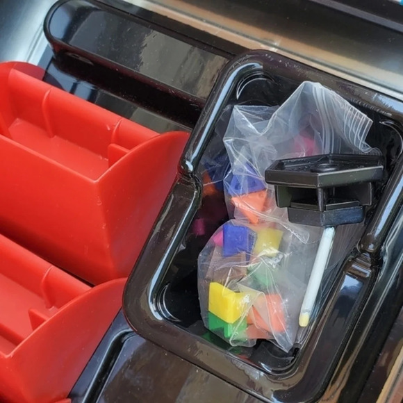 Vtg Trivial Pursuits 90's game.FREE SHIP… - Picture 5 of 7